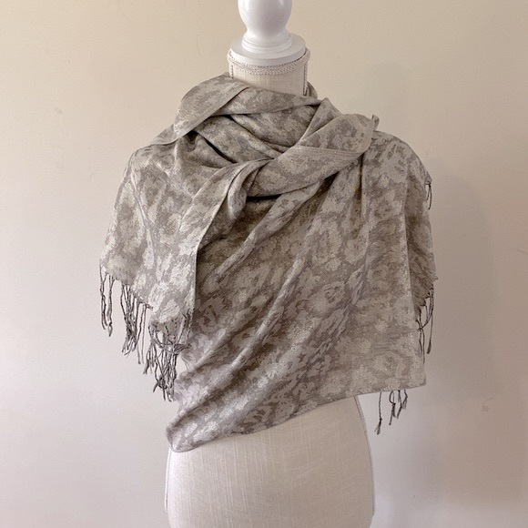 West Loop women’s sparkle silver gray metallic shawl, wrap, scarf animal print - Picture 6 of 17